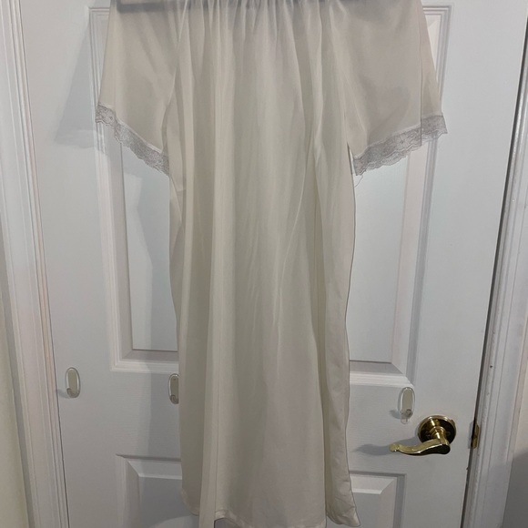 Womens white Long nightgown with lace sleeves, embroidered front embellishment - Picture 4 of 5